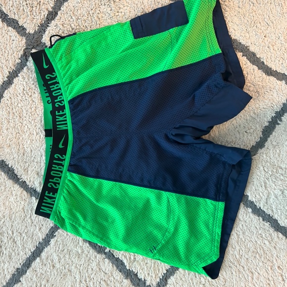 Nike Reverse Short - Picture 2 of 8